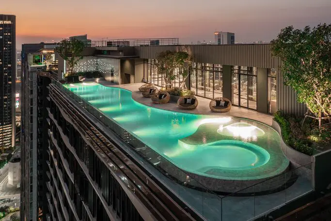 Condo-The-Line-Lat-Phrao-Bangkok-Infinity-Pool-Night