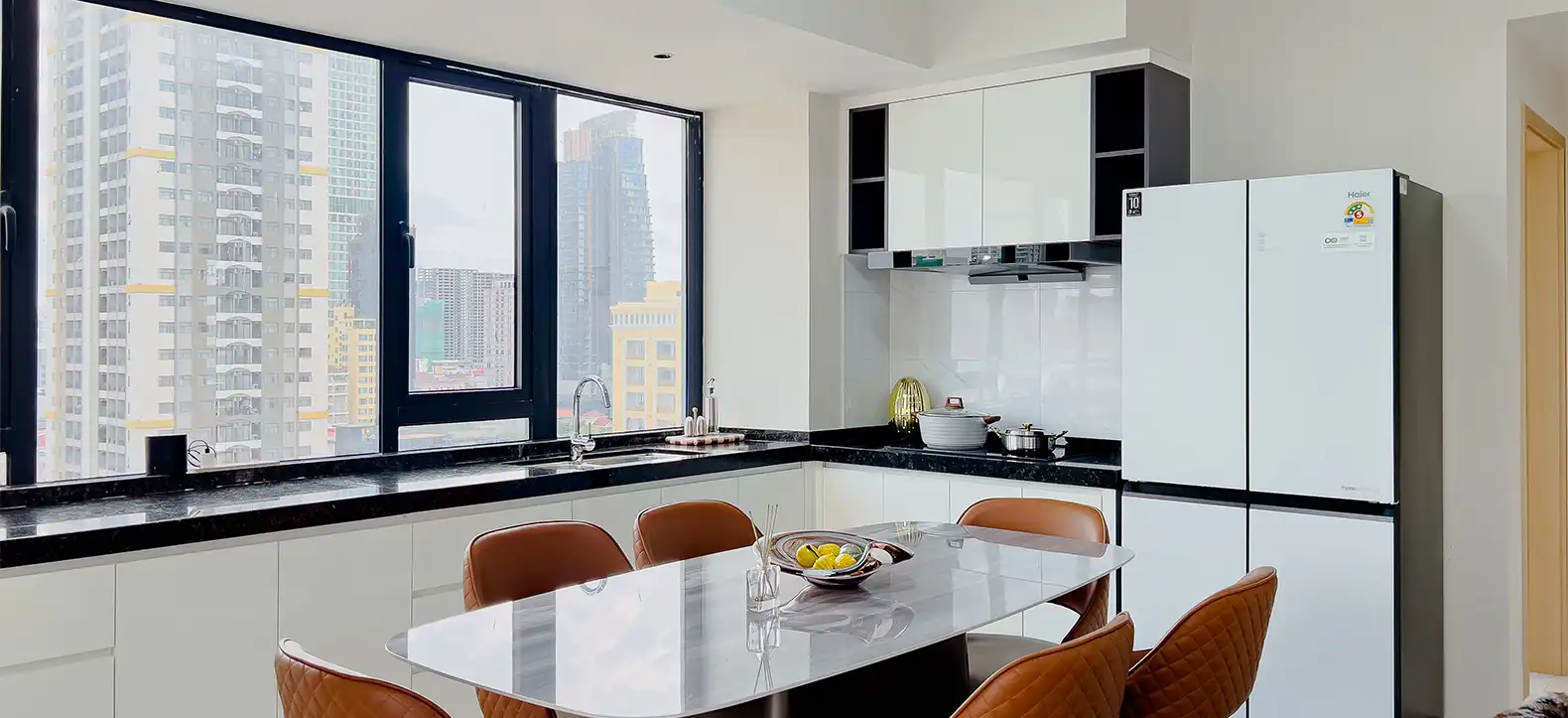 Le Conde BKK1 - three-bedroom residence dining area with city views