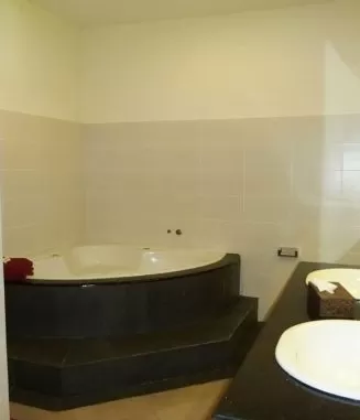 Bathroom-with-bathtub