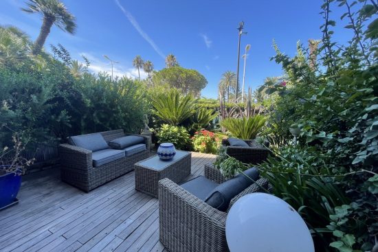 Property-for-Sale-in-Prestige-Residence-Cannes-Croisette-Beach