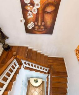 壁にタイの絵が描かれた木製の階段