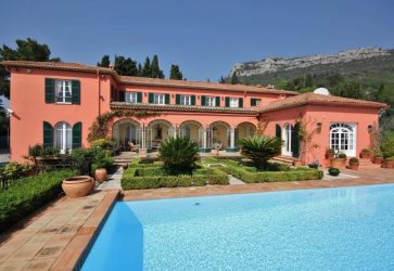 vence-for-sale-front-view-property-and-pool-small-min